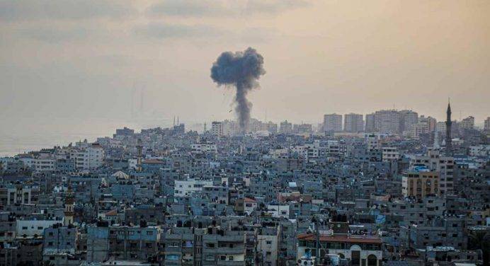 Gaza, bombe sulla chiesa: “Morta un’operatrice Caritas”