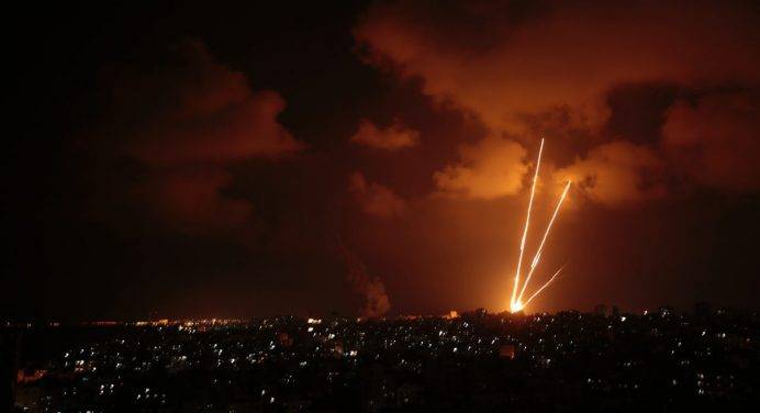 L’esercito israeliano colpisce obiettivi di Hamas a Jabalia
