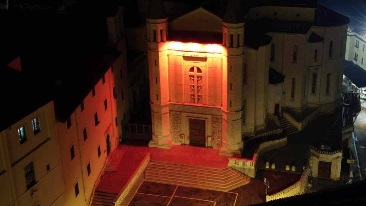 Cascia: la Basilica di Santa Rita si tinge di rosso