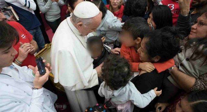 L’abbraccio del Papa all’infanzia: “Stop alla crudeltà”