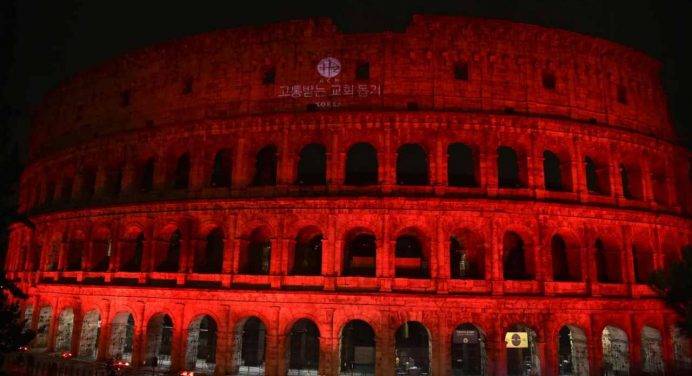 Red week: monumenti “in rosso” contro le persecuzioni religiose