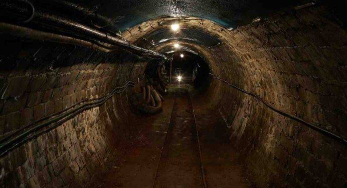 India: 40 operai intrappolati sotto un tunnel per un crollo