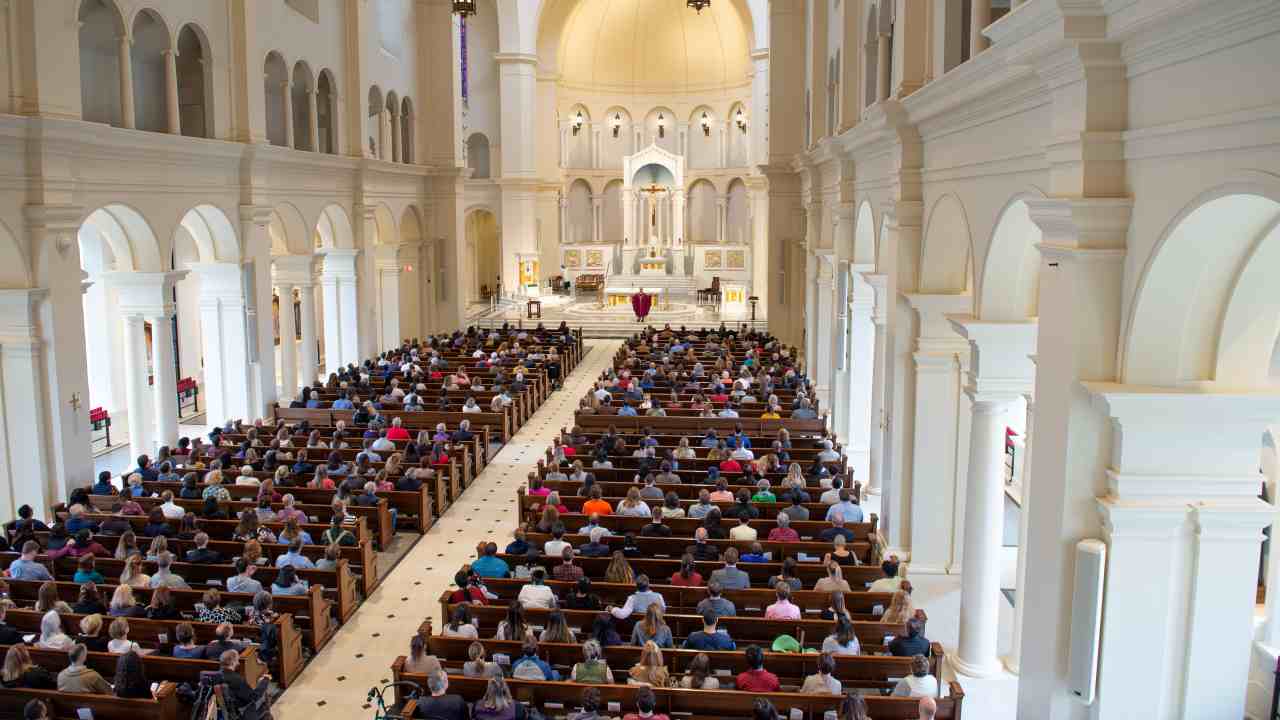 Il senso di partecipare alla Messa della domenica