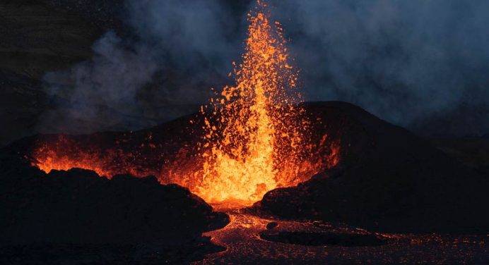 Il vulcano Ruang in eruzione in Indonesia