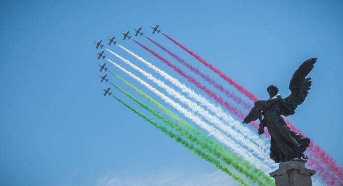 Il Giorno del Tricolore, Mattarella: “Simbolo di coesione e identità”