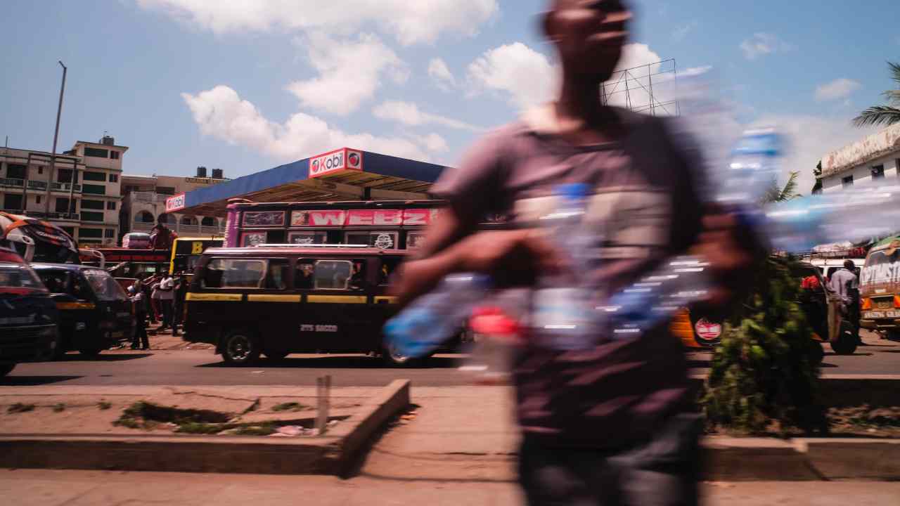 Kenya: scontro tra bus e pulmino in autostrada, 15 morti