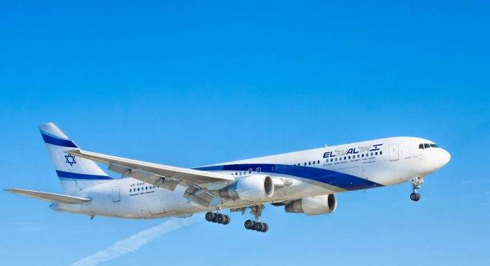 Paura a bordo: aereo El Al costretto a un atterraggio di emergenza