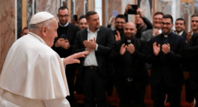 Il Papa ai sacerdoti: “La fraternità è una delle più grandi testimonianze per il mondo”