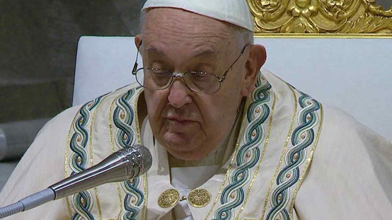 “Alziamo lo sguardo a Cristo”: l’omelia del Papa nella solenne Veglia Pasquale