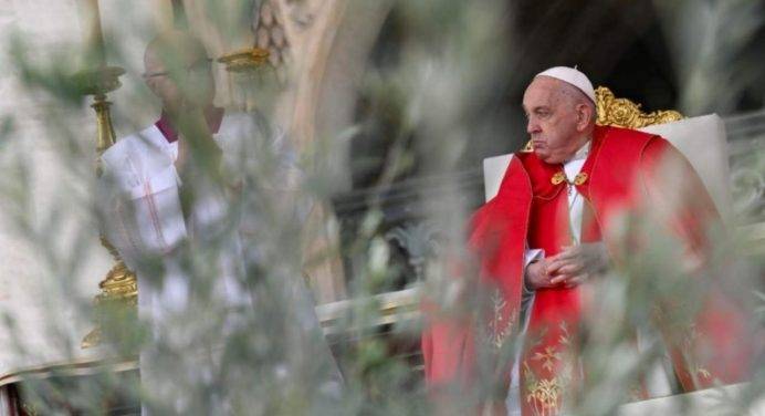Roma, Papa Francesco visita una chiesa di periferia