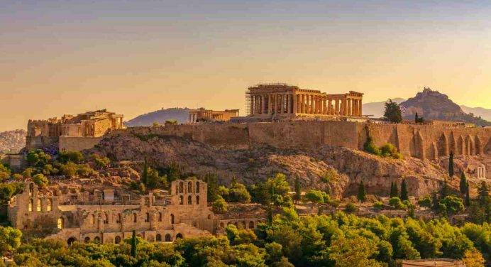 Atene si tinge di arancione: i motivi