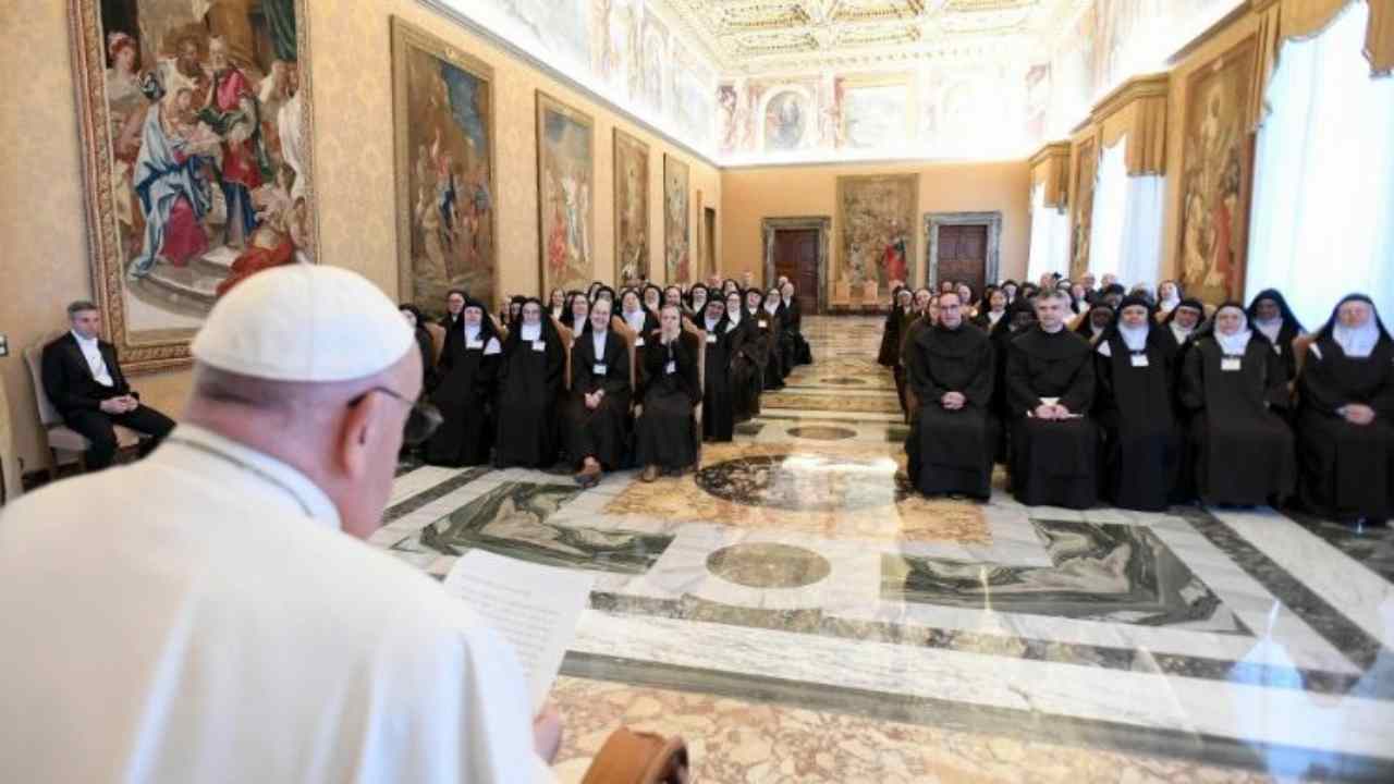 Il Papa alle Carmelitane: “Guardare al futuro con i piedi scalzi”