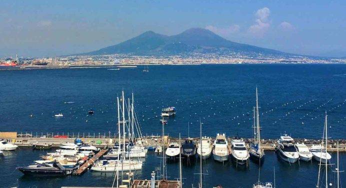 Nave sbatte contro la banchina nel porto di Napoli