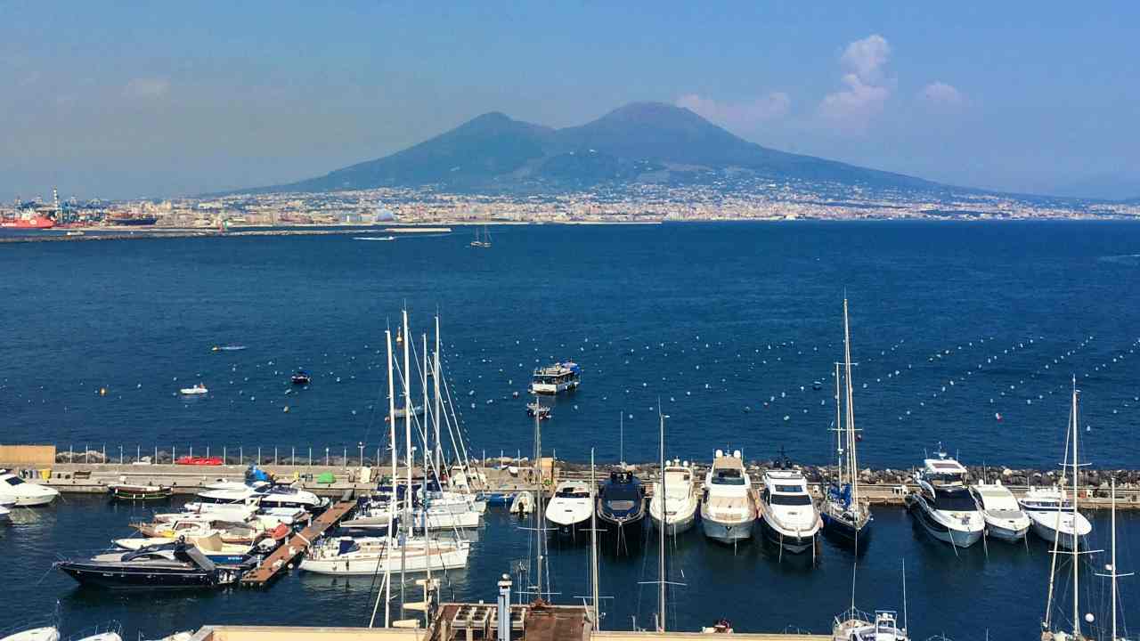 Nave sbatte contro la banchina nel porto di Napoli