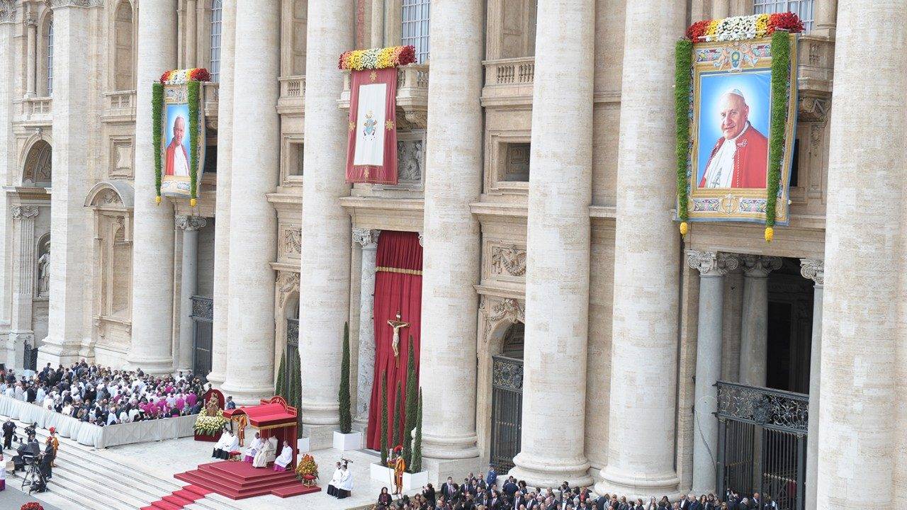 Giovanni Paolo II e Giovanni XXIII: dieci anni da santi
