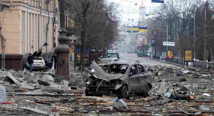 Bombe su Kharkiv: distrutti edifici civili